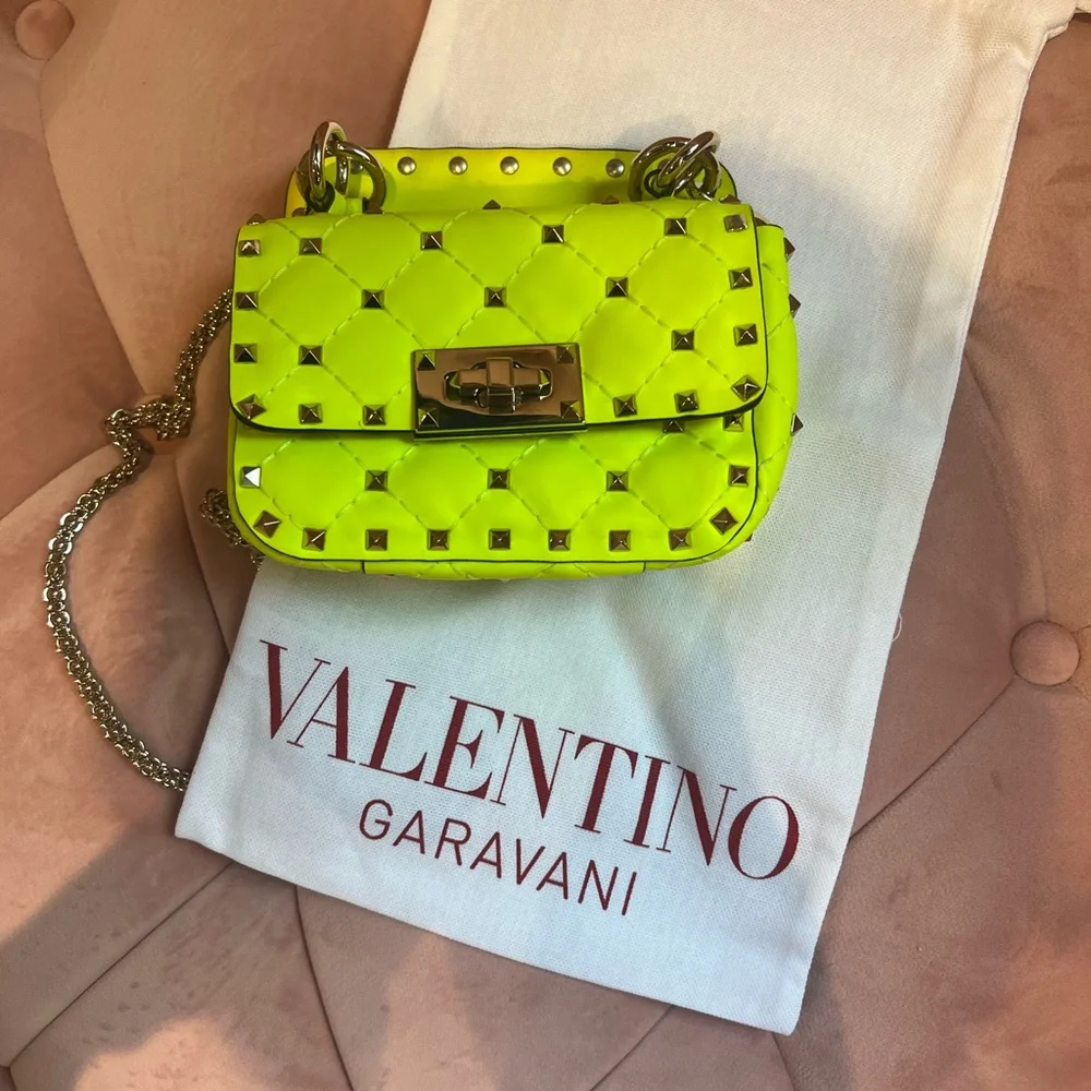 ⭐️Valentino Garavani 2020 Mini Spike It Rockstud Neon Leather Shoulder Bag - Picture 8 of 10